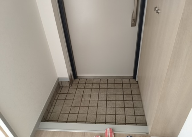 玄関は家の顔でもあり、家族以外の目にも止まる場所です。玄関は外との間を仕切る扉、靴などをしまっておく収納スペース、靴脱ぎのたたきスペース、来客とのやり取りをするドアホンなど複数のアイテムからなります。