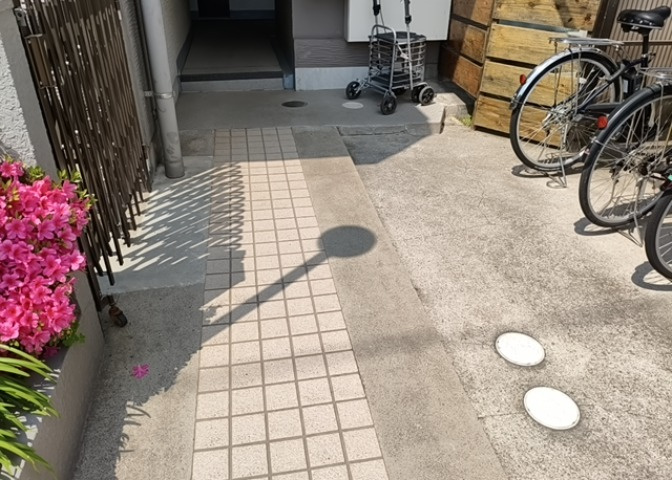 車一台あたりに必要なスペースは、標準サイズの普通自動車で横幅2m50cm、長さ5mは必要になります。ただし、乗降のことも考慮して横幅3m30cm、長さ5m50cmほどは確保できるところを選びましょう。