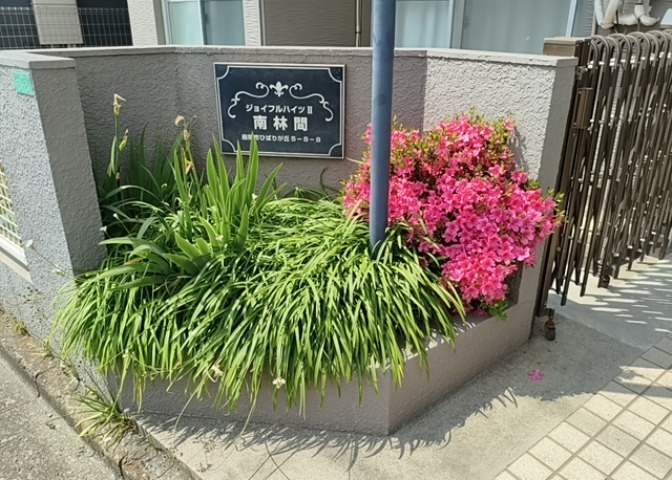 物件によっては、入居者が個人的に使用できる専用庭がついているものもあります。また、住宅の中にある土間の部分を庭と呼ぶこともあります。庭の用途は住む人によって変わり、それによってデザインもさまざまです。