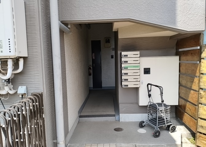 受付はマンションコンシェルジュがいる場合もあれば、管理人が滞在する小部屋を総称して呼ぶことがあります。主にエントランスに設置されていることから、防犯面でも期待ができます。防犯設備がない場合はより安心！