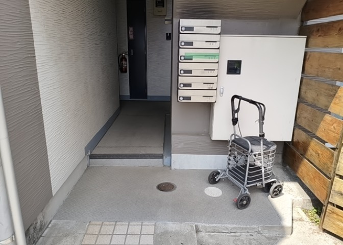 ラウンジは、マンションの共用スペースに椅子やテーブルなどを配置した利用者が寛げる空間です。屋内型ラウンジと屋外型ラウンジがあります。共用部分の管理状況と合わせて、詳細については現地でご確認ください。