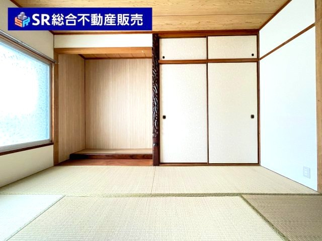 2階6.0帖和室：バルコニーへ出入りできるお部屋です。お布団を敷いてゆっくり休める和室です。　　　