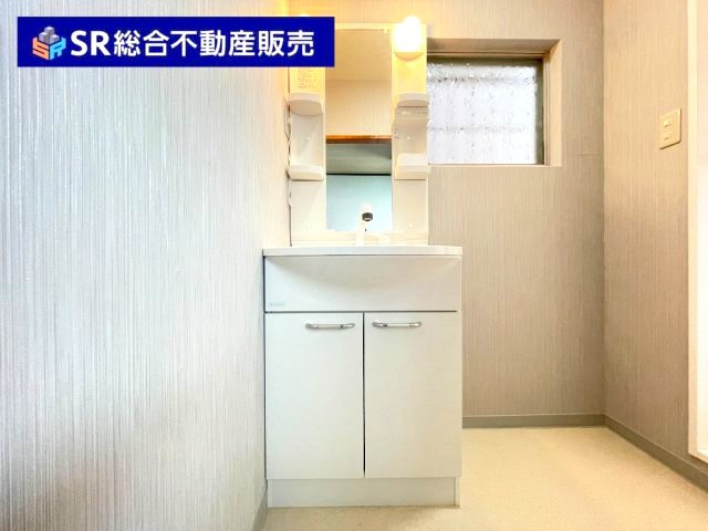 シャワー付きで、両サイドと下部に小物収納があり便利です。　