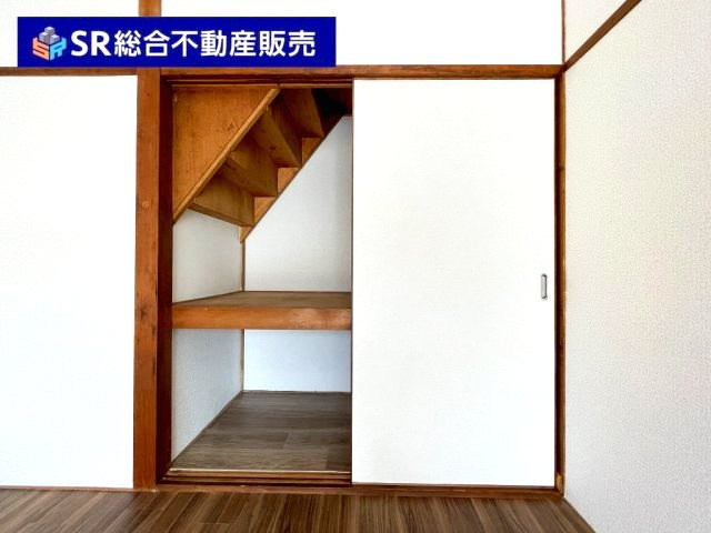 階段下も収納に有効活用しています♪　