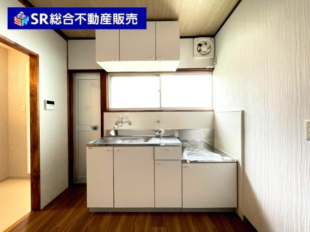 壁付キッチンです☆窓があるので換気も良く、手元が明るくお料理できます！　