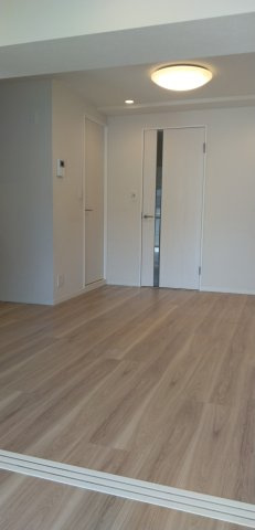 キッチンも含めて約11.2帖のリビングダイニング、洋室の扉を開放すれば、約16帖のスペースとしてもご利用いただけます