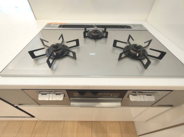 【3口コンロ】　3口コンロ、グリル付きでお料理のレパートリーも増えそうです。