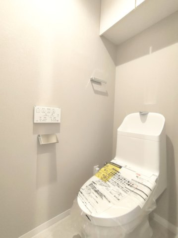 【トイレ】　温水洗浄便座付きのトイレ。操作のしやすいリモコンタイプです。上部には収納付で、トイレットペーパー等、買い置きもしやすそうです。