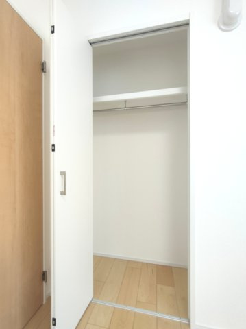 【洋室？約5.6帖　収納】　洋室にクローゼットがございますので衣服などスッキリ収納することができます。