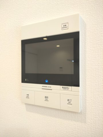 【TVモニター付きインターフォン】　訪問者の顔を見ることができるので、安心してドアを開けられます。