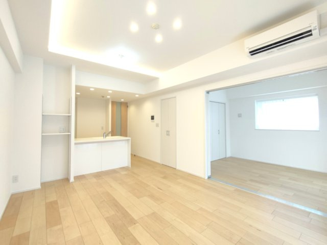 【LDK約14.6帖】　リビングに隣接する洋室の建具は引込み戸を採用。用途に合わせて空間をフレキシブルに活用できます。