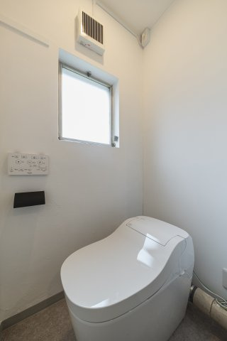 ロータンクのトイレを採用。