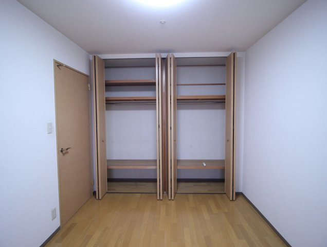 洋室約7.1帖のお部屋にある　クローゼットになります。　沢山収納できそうですね♪