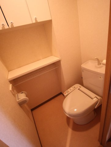 トイレになります。　収納棚もございます♪
