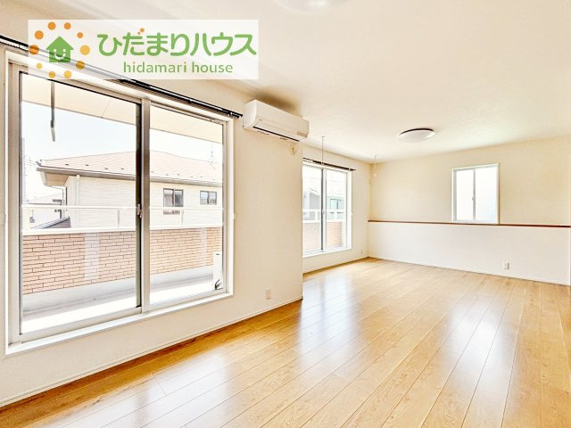 バルコニーに面していて、たっぷり光りの入る明るい主寝室です！