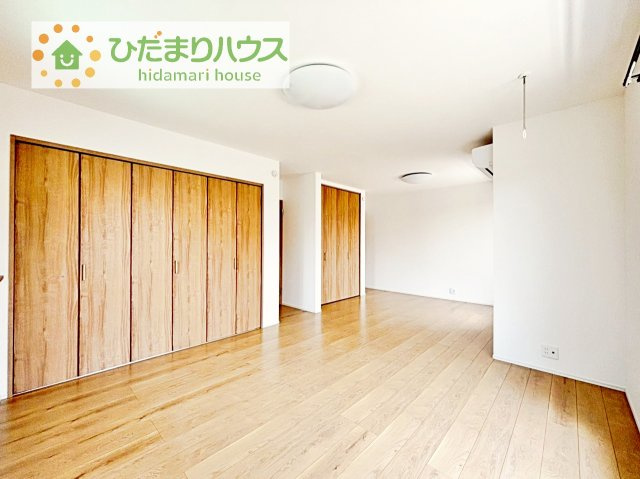 大きなベッドを置いても余裕の広さの主寝室♪
