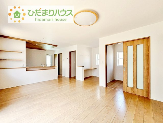 リビングの大きな窓からは、暖かな日の光が降り注ぎます・・・