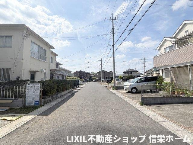 東側から見た前面道路