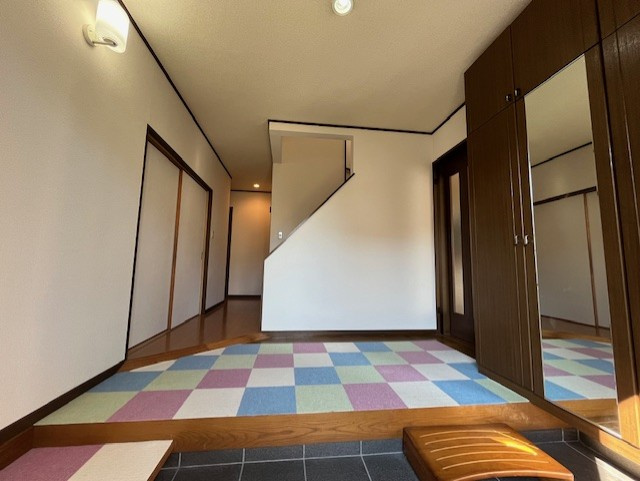【玄関】　玄関の様子です。ゆとりのある設計で、複数人でもスムーズにお使いいただけます。お子様のお出かけ準備のサポートや、お買い物帰りの荷物の運搬なども快適にこなせそうです。