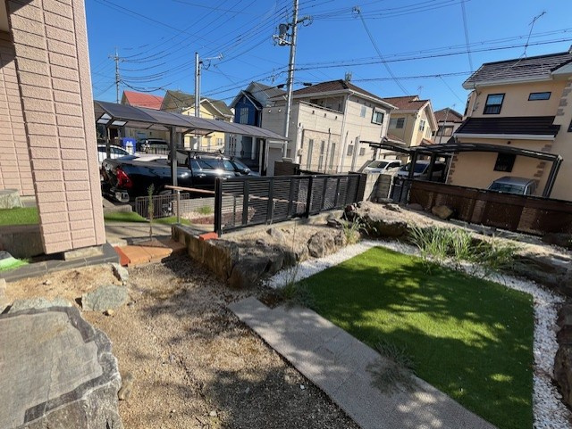 【庭】　陽当りの良い南向き。ガーデニングやお子様、ペットの遊び場など、多用途にご活用いただけます。柵付きでプライバシーにも配慮された設計です。　
