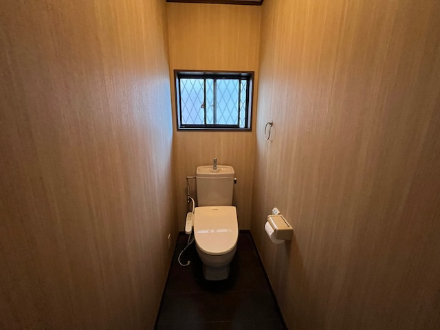 【トイレ】　落ち着きのある木目調の内装が施されています。手洗い器一体型なので、使用後の手洗いがスムーズ。換気可能な小窓も設置されています。