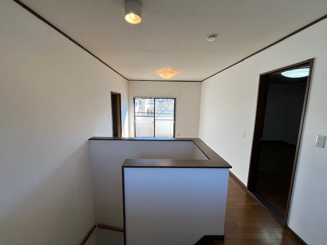 【2階ホール】　ホールからバルコニーに出入りができます。居室を通らずに洗濯物を取り込むことができるのが嬉しいポイント。お仕事中、勉強中のご家族がいても気兼ねなく家事を進められます。