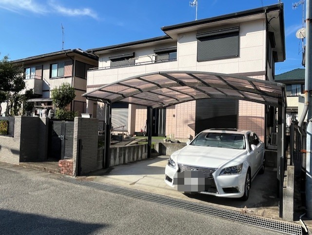 【現地外観】　前面道路の幅員は約6.0m。車の運転が苦手な方でもゆとりをもって通行できます。アスファルト舗装済みで高低差もなく、スムーズに出入庫が可能です。