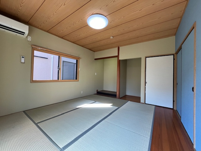 【和室/約6.0帖(1階)】　床の間や仏間が備わった和室です。玄関から近く、応接間としてご活用いただけます。2面採光で明るく風通しも良好です。　