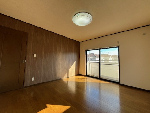 【洋室/約7.0帖】　バルコニーに隣接しています。布団干しがスムーズにできるので、主寝室としておすすめの一室です。フローリング仕様なので、日々のお手入れも簡単です。