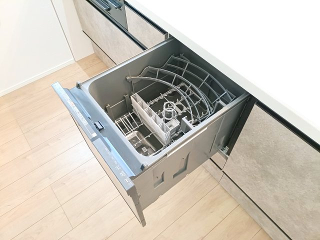 【食洗器】　後片付けが楽になる食器洗浄乾燥機付き！環境にも手荒れにも優しい、嬉しい設備です。