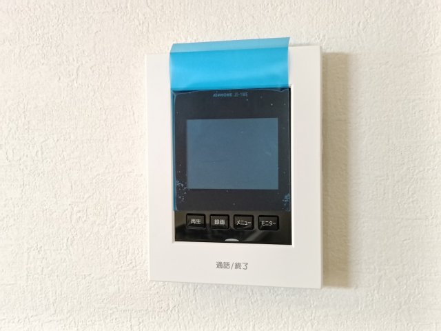 【TVモニター付きインターフォン】　訪問者の顔を見ることができるので、安心してドアを開けられます。