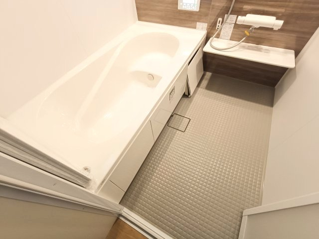【浴室】　ゆったりとくつろげるバスルーム。追い焚き機能付きでいつでもすぐに温かいお風呂を楽しむことができます。