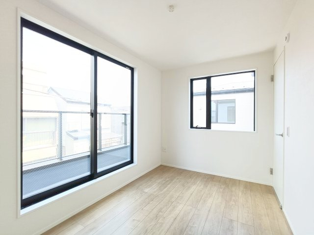 【洋室約5.0帖】　バルコニーに面した明るいお部屋です。陽気に楽しみ、やすらぐ室内。