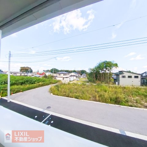 【建物からの眺望】現地完成写真。バルコニーからの景色。十分な間隔が確保されております。