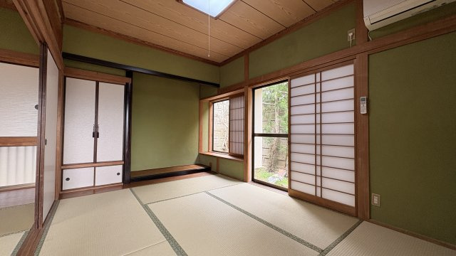 明るい和室空間です。収納も豊富で、布団や季節物の収納にも便利です。和の落ち着いた内装は来客用としても使いやすく、生活スタイルに合わせて多目的に利用できます。使い勝手の良い配置となっています。