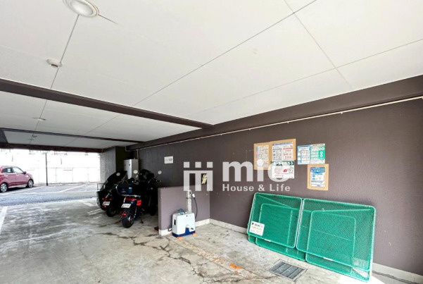 マンション敷地内にあるゴミ置き場は雨の日も傘いらずですね。