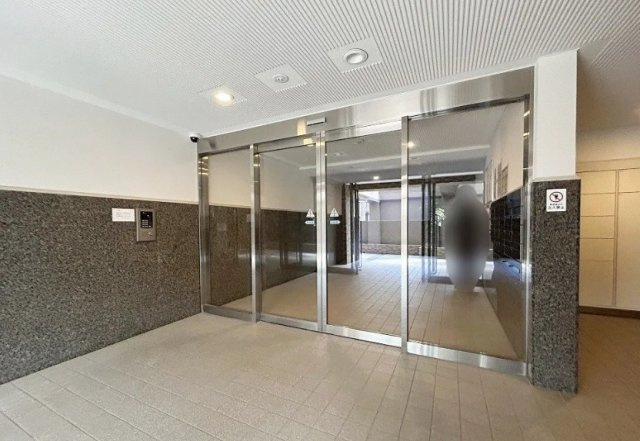 エントランスを出て小学校は徒歩約3分！ファミリー層ならではの嬉しい立地となっております。