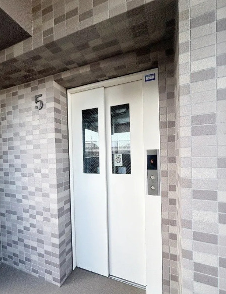 6階までエレベーターで上がり角部屋のお部屋はプライベート感ありですね。