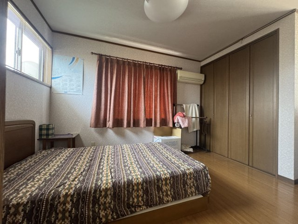【東区粟山4丁目 中古戸建の洋室】