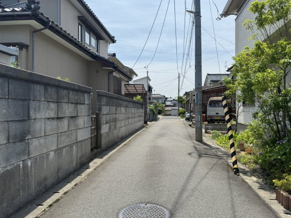 【東区粟山4丁目 中古戸建の前面道路含む現地写真】