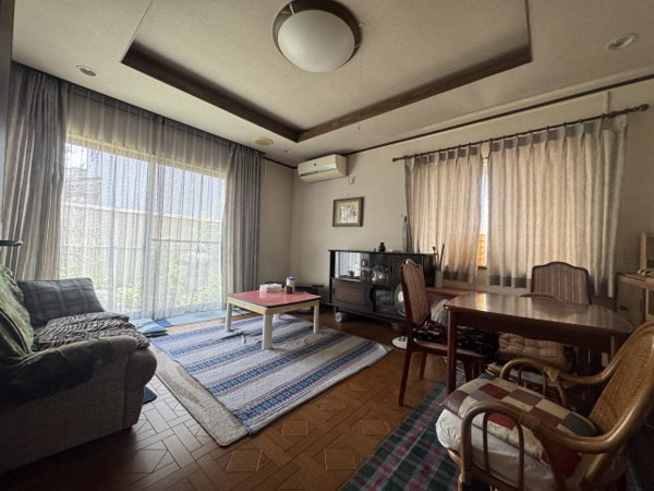 【東区粟山4丁目 中古戸建の居間】