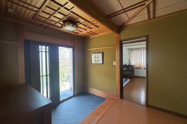 【東区粟山4丁目 中古戸建の玄関】