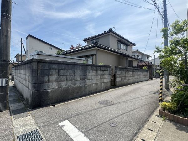 【東区粟山4丁目 中古戸建の前面道路含む現地写真】