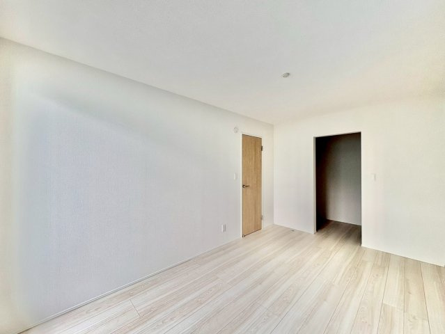 洋室7.1帖・WIC付き！収納の確保された住空間で、生活感を抑えてすっきりとした印象に。
