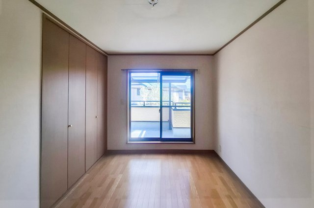 洋室2：約6帖の洋室。子供部屋や趣味部屋など多用途に活用できます。