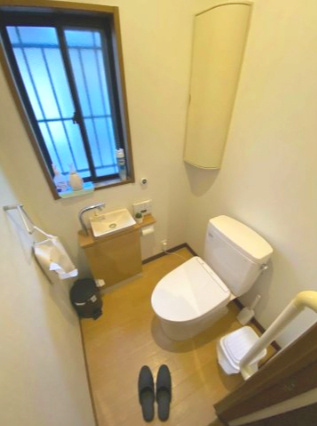 窓があり清潔感のある機能的なトイレ空間