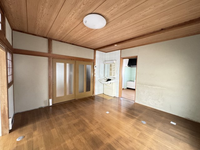ダイニングキッチンに隣接した洋室には、室内に洗面台があり使い勝手の良い一室。現在は個室としても使えますが、リフォームで間仕切りを工夫すれば約15帖のLDKとして広く使うことができます。