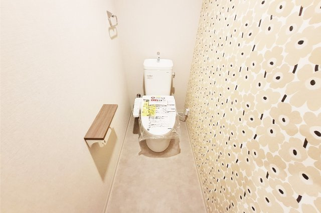 トイレ：LIXILの便器・温水洗浄便座を新調済み。ポップなアクセントクロスも一新しました。