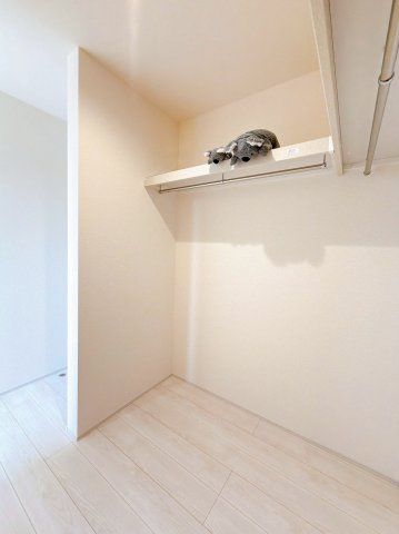たっぷり収納できるウォークインクローゼット付き！衣類や小物はもちろん、季節家電やスーツケースもすっきり片付きます。