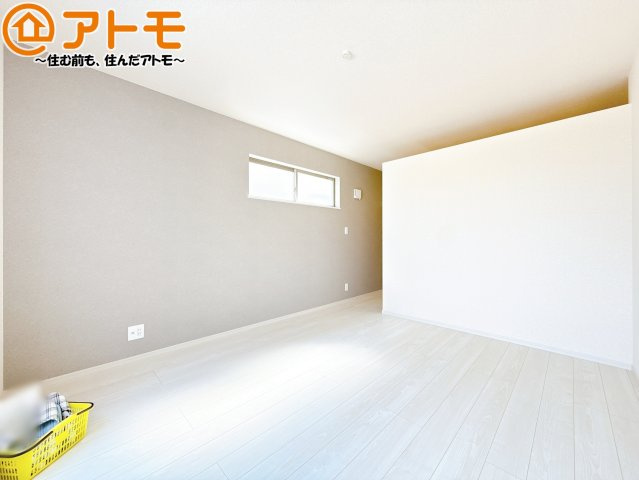 アクセントクロスが印象的なお部屋です。お気に入りの家具に囲まれてゆったり過ごしたいですね♪